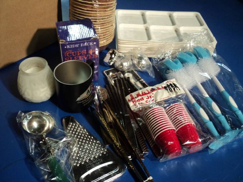 lot 4538 image: Mixed lot kitchen accessories bowls, scoop, bottle brushes, trays and more-over 15 pieces