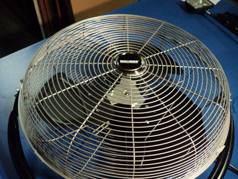 lot 4550 image: Maxess Fan, powers on and works, no stand or base