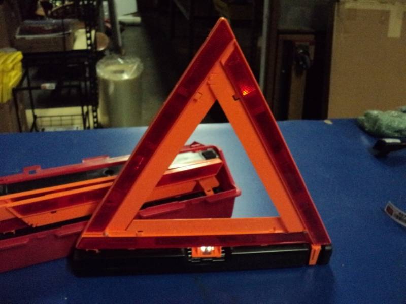 lot 4578 image: Emergency Triangle Flare kit model 1005, 1EKU3