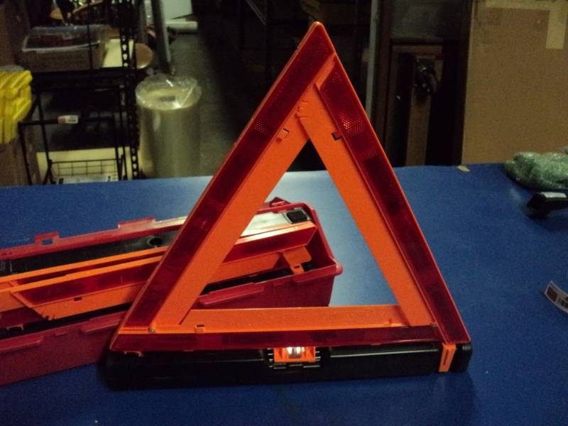 lot 4579 image: Emergency Triangle Flare kit model 1005, 1EKU3
