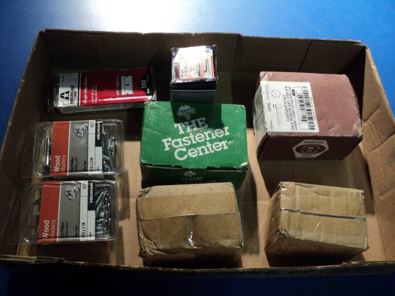 lot 4585 image: Mixed lot of hardware wood screws, hinges, stop nuts, hex cap screws and razor blades