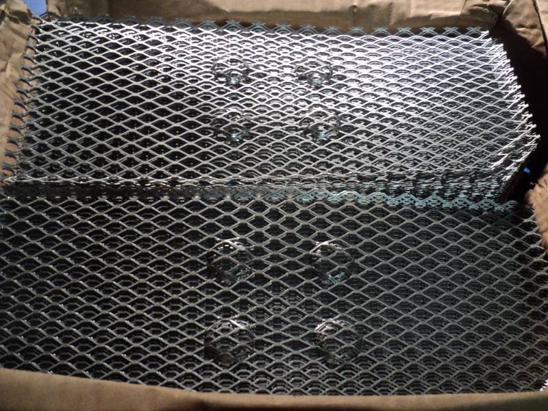 lot 4586 image: (1) box LM 24F HDG EG Wire Screen 14.625 x 5.915 PN 41-1006028, (200) pieces per box