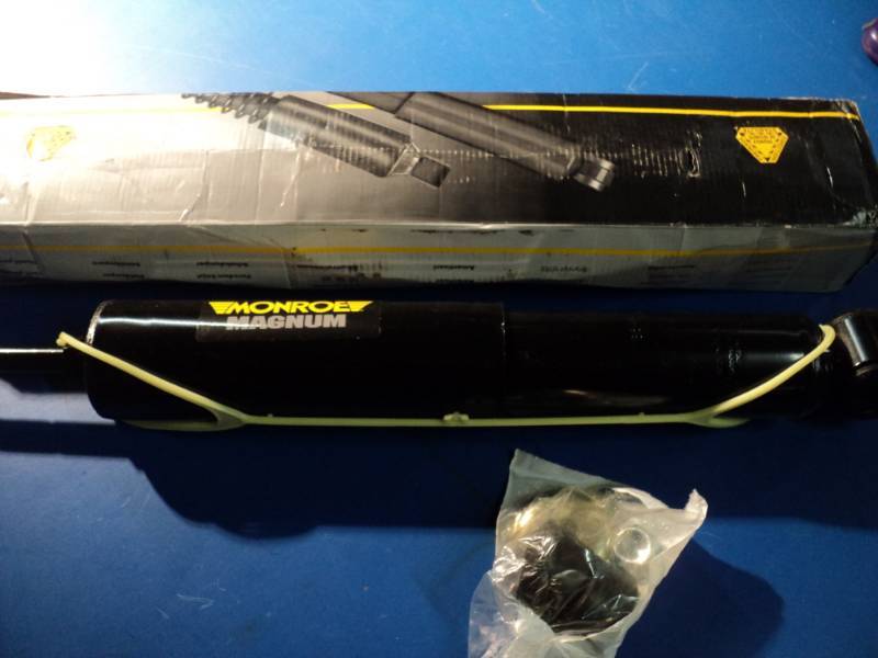 lot 4588 image: Monroe Magnum 65444 Shock Absorber, open box