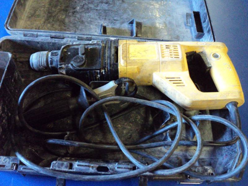 lot 4640 image: DeWalt DW567 Rotary Hammer Drill with case, powers on