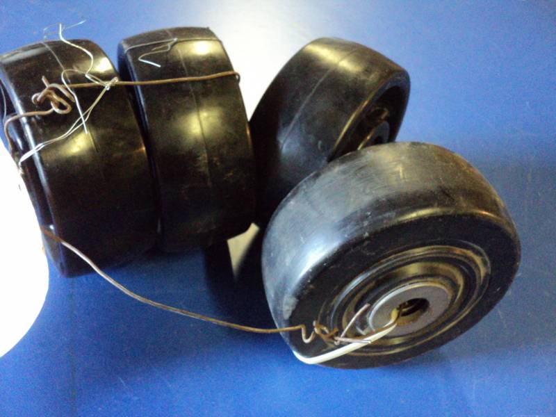 lot 4642 image: (4) Wheels 5 x 2 thick, neoprene 12 center hole