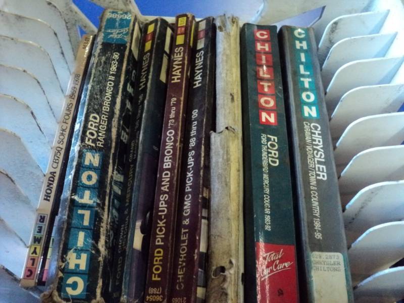 lot 4655 image: (10) ct. lot Automotive repair Manuals in a plastic crate, Chilton, mixed years