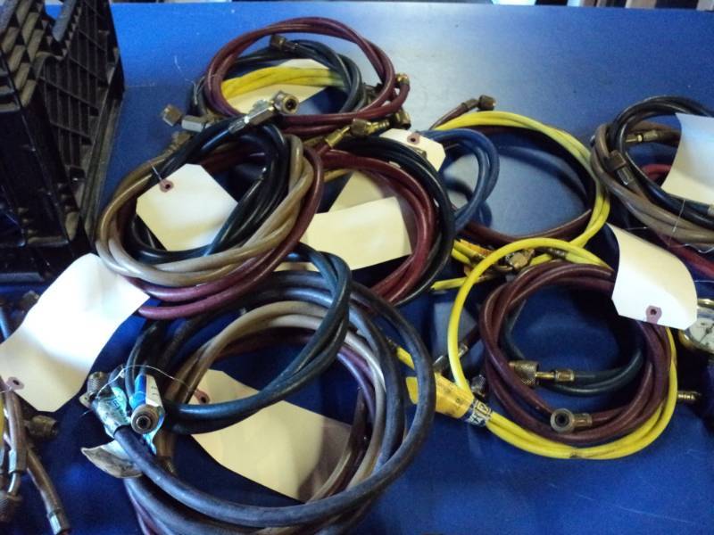 lot 4657 image: Mixed lot Refrigerant hoses and gauge in a plastic crate, assorted lengths