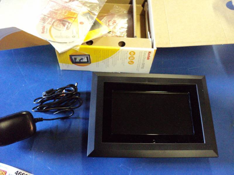lot 4662 image: Kodak Easy Share SV710 Digital Picture Frame with remote, 7 , used, untested