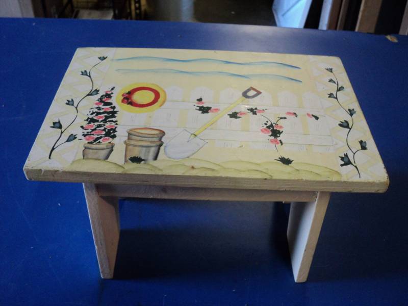 lot 4663 image: Hand-painted wooden step stool, 12 x 8 x 7