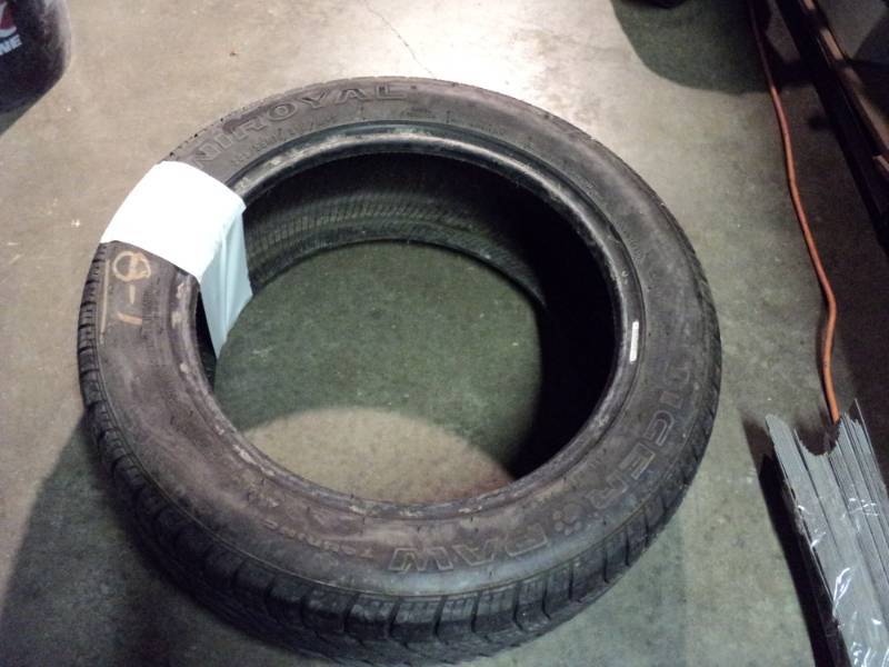 lot 4665 image: UniRoyal Tiger Paw Tire, 20555R16, used