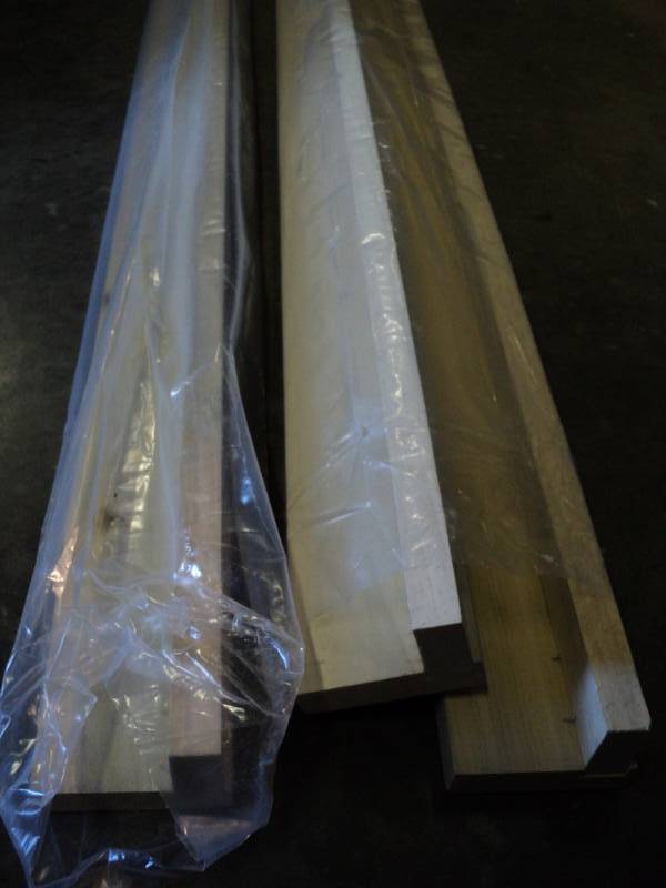 lot 4672 image: (3) pieces wooden angle trim, light gray, 92 x 3 x 1-12