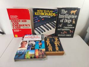 lot 166 image: Lot of 5 Books First Aid Emergency Care Keyboards Photography Dogs Spanish