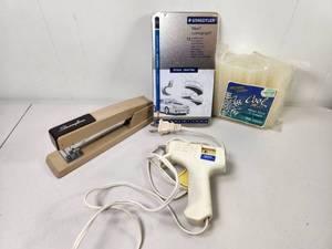 lot 182 image: Art Supply Bundle