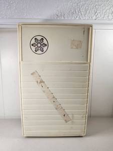 lot 195 image: Rubbermaid Insulated Cooler Red Orange Cream Vintage