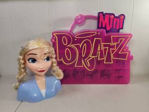 lot 207 image: Elsa Doll Head With Mini Bratz Storage Case
