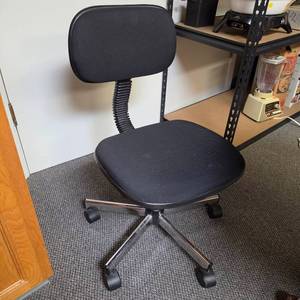 lot 21 image: Small and Short Black Office Chair- does not seem to adjust.  Only 15.5 Seat Height.  Make a good kids crafting Chair