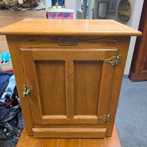 lot 23 image: Vintage White Clad Ice Box Style Cabinet  Side Table. Some finish wear on top. 22W x 16.5D x 24H