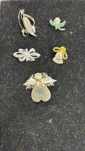 lot 101 image: 5 Piece Decorative Brooch Lot - Angel, Leaf, Floral, some with rhinestones