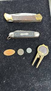 lot 107 image: 2 pocket knives, Golf related money clip, and 3 promotional tokens (Kanas Cosmosphere, PGA Tour, Kansas Sales)