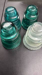 lot 115 image: Lot of 4 Vintage Hemingray Glass Insulators -  3 Teal and one Clear