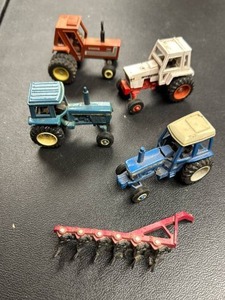 lot 120 image: Die-cast Farm Tractor Collection 5-Piece Lot Hesston AGRI-KING Blue Red Orange