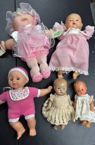 lot 157 image: Cabbage Patch Seiko Lissie Baby Doll July 8 with 4 Additional Vintage Dolls