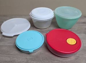 lot 412 image: 4 Vintage Tupperware Food Storage Containers and one Rubbermaid all with lids