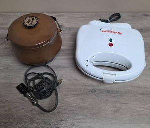 lot 424 image: Toastmaster Snackster Sandwich Maker and Small Electric Fry Bucket