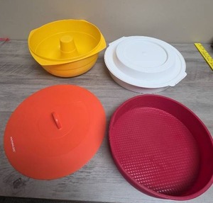 lot 430 image: Pie storage, large jello moldbundt, Rachel ray silicon lid, and a silicone pan