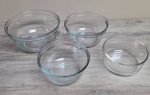 lot 435 image: Set of 3 Anchor Glass Mixing Bowls and a 6 Glass Pyrex bowl