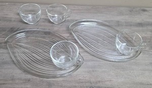 lot 438 image: Glass Snack Serving Set - 2 Leaf Shaped Plates and 4 cups.