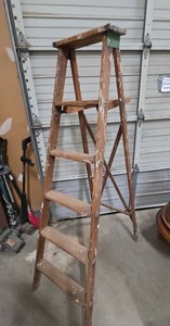 lot 895 image: 6-Step Wooden Ladder with X-Braces - decent condition