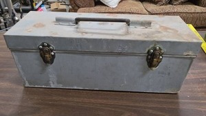 lot 903 image: Metal Tool Box with Handle and Latch