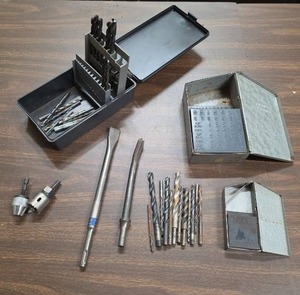 lot 917 image: Drill bits and drill bit storage