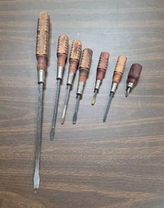 lot 919 image: Vintage Wood Handle Screwdrivers- qty 7