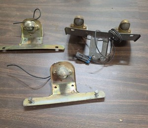 lot 940 image: Bracket-Mounted Lights with Wiring