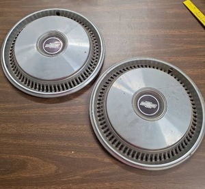 lot 950 image: Chevrolet Hubcaps 14 Inch Wheel Covers Pair