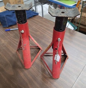 lot 955 image: Pair of Red Jack Stands with Chain Locking Pins