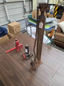 lot 959 image: Floor Jacks