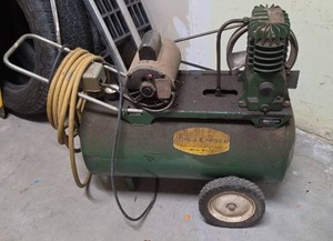 lot 968 image: Campbell Hausfeld Air Compressor - starts, runs a little rough and warm  will need a good clean up and maintenance