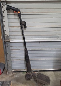 lot 1013 image: Black & Decker 2 HP Electric Lawn Edger