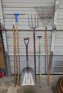 lot 1014 image: Garden Hand Tools Lot  - Shovel, Fork, Rake, Hoe, Squeege, handle