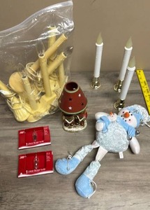 lot 513 image: Holiday Decor Lot -Electric Candles, Plush Snowman Figurine, Carolers under a lamp shade