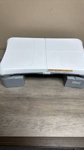 lot 775 image: Everlast Wii Balance Board with Gray Base Stand