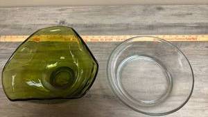 lot 530 image: Two Mid-Century decor bowls - one green geometric bowl and one wide clear bowl