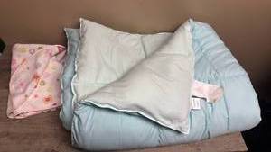 lot 609 image: Turquoise twin size Comforter and Blue White Pink Floral baby Blanket