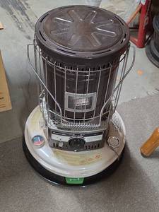 lot 611 image: Comfort Glow GC11A 11,500 BTUHR Portable Convection Kerosene Heater in original box.
