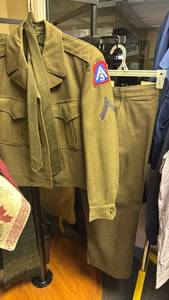 lot 702 image: US Army 5th Army Corps Wool Uniform Jacket and Trousers Set (2)