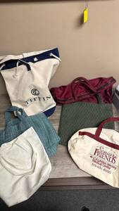 lot 704 image: Lot of 6 Tote Bags