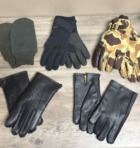 lot 708 image: Assorted Gloves Lot 6 Pairs Mixed Styles - Black  and Camo size Large